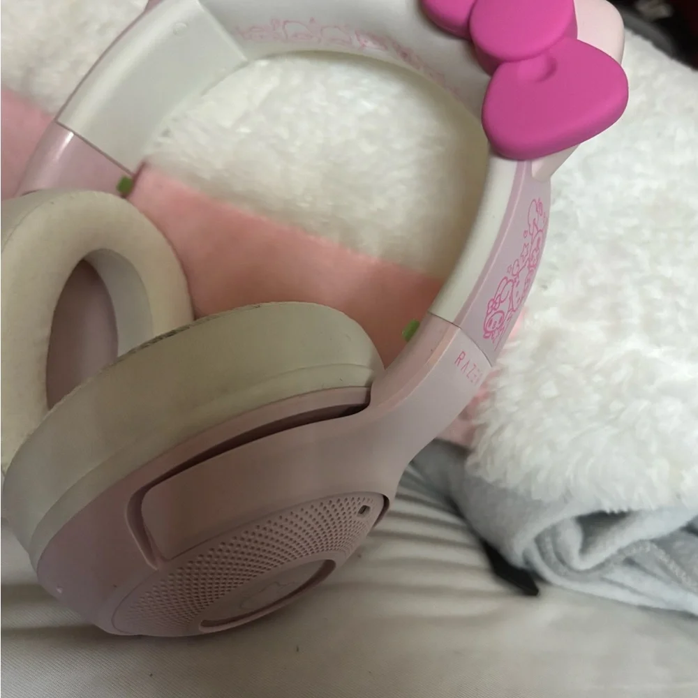 White Wireless Mouse with Pink Sensor Light